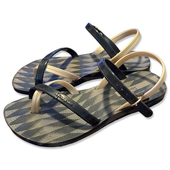⭐️IPANEMA Girls Gold and Black Strappy Sandals - Picture 1 of 7